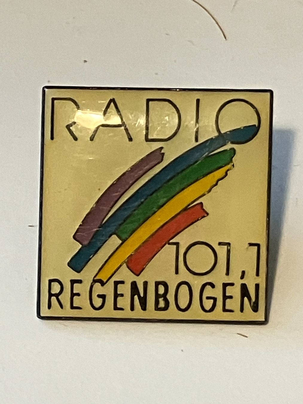 Placchette & Badge: 1 Pin Radio Regenbogen 101.1 – Usato da Basel venduto da djwwpp