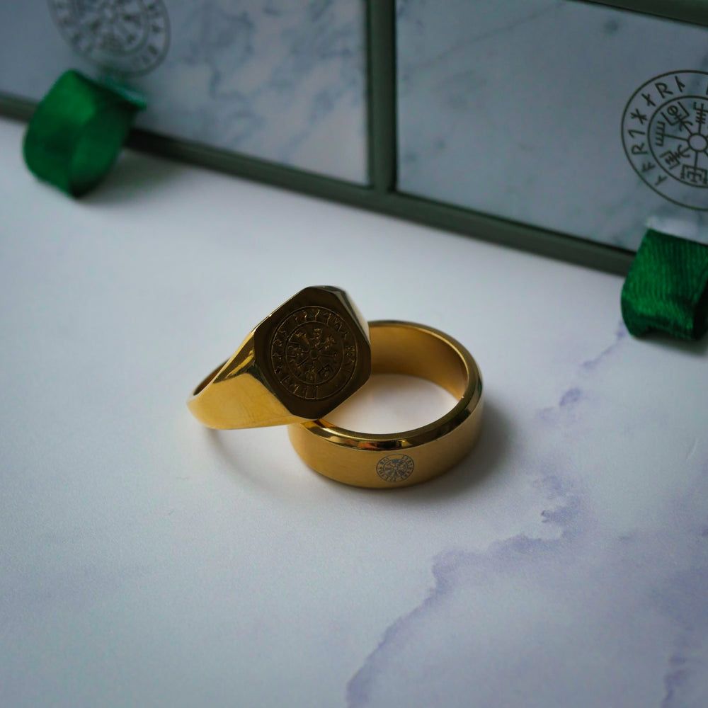 Anelli: 2x stylische Ringe in Goldfarbe – Nuovo (secondo la descrizione) da Luzern venduto da Tdawg54 1