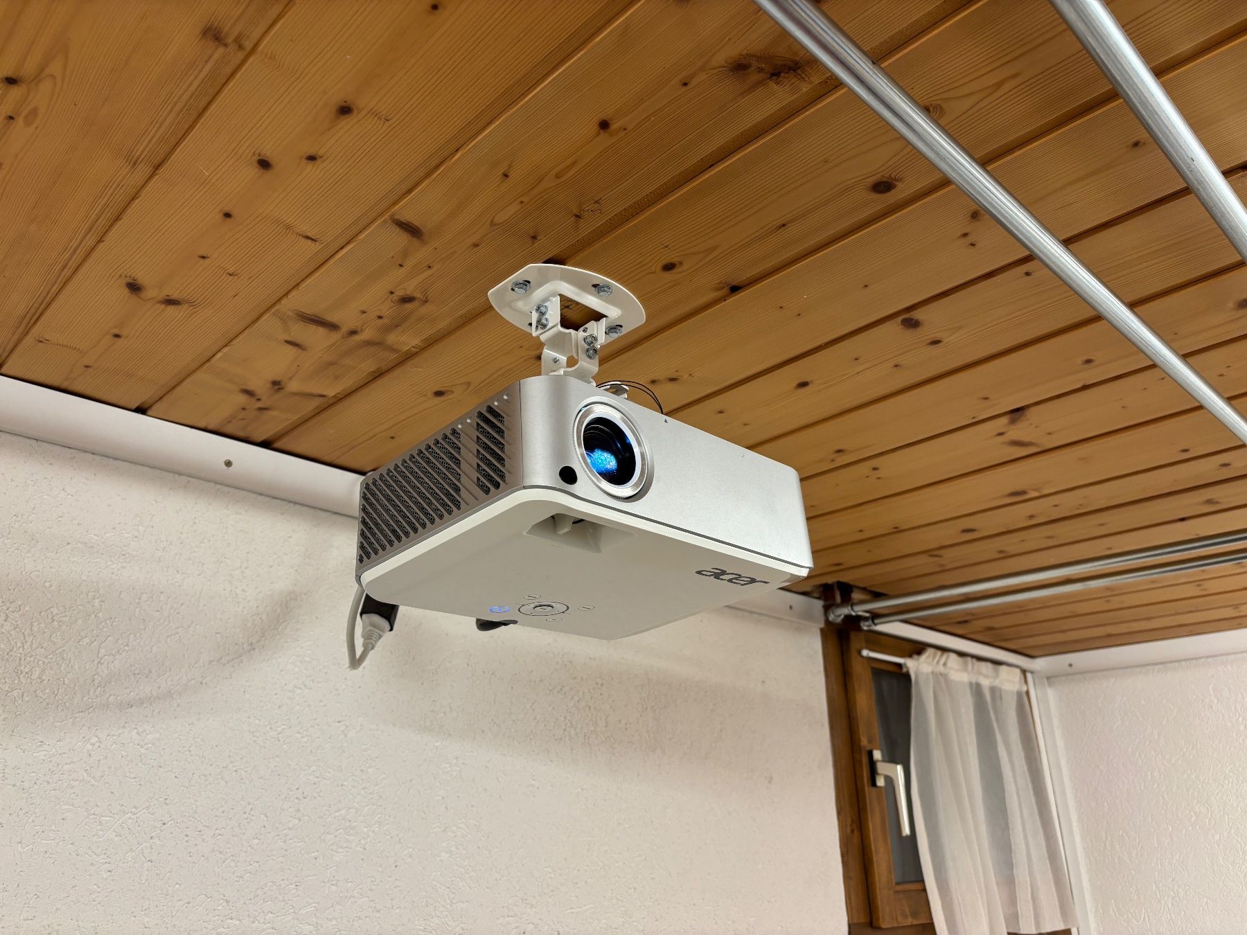 Acer Proiettori: Beamer Acer HD mit Leinwand und Deckenhalterung – Usato da Glarus venduto da Tabuton 1
