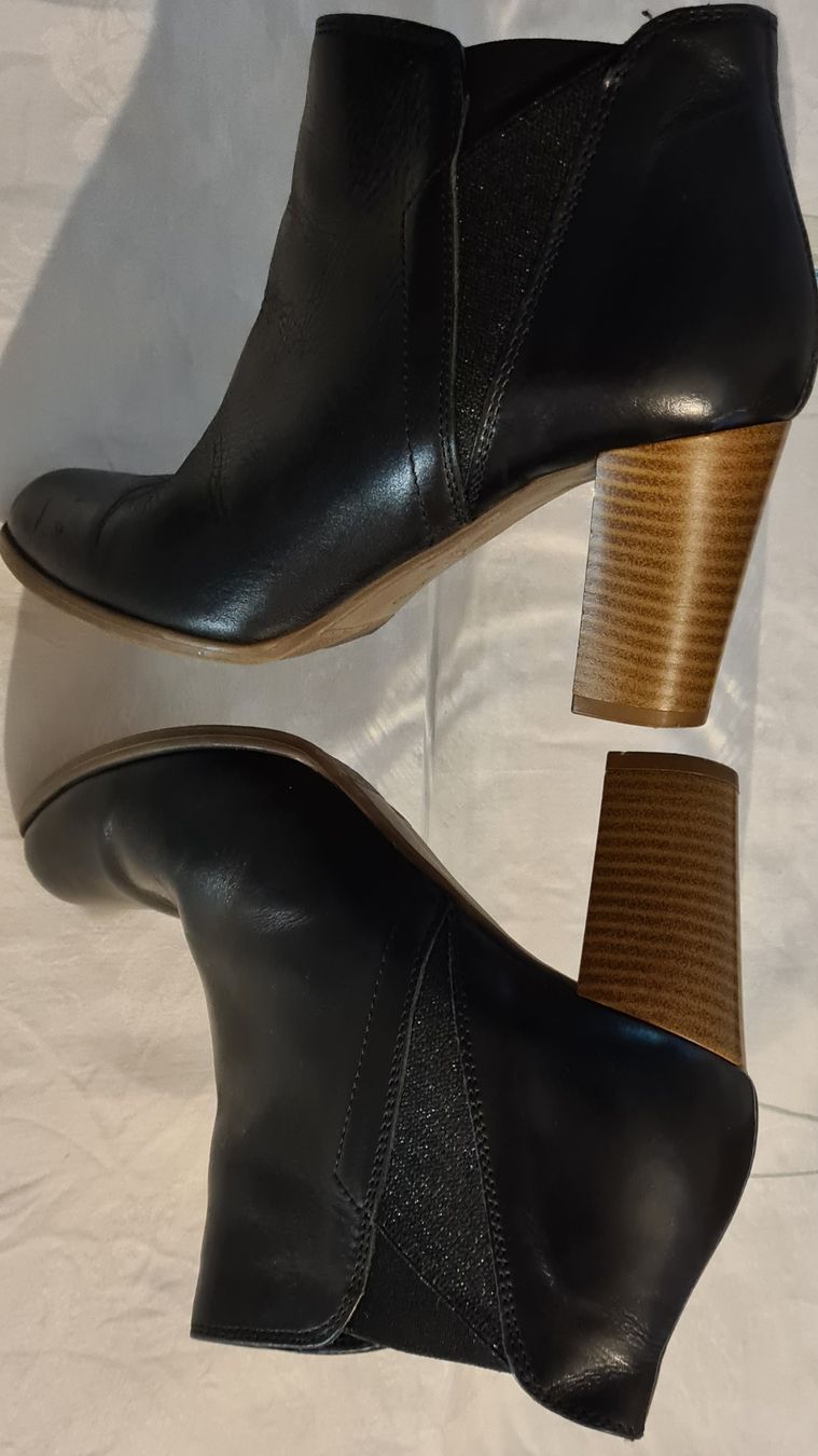André Chaussures femmes: Bottines élégantes en cuir noir, taille 37 – D'occasion à Carouge GE par LidieLot