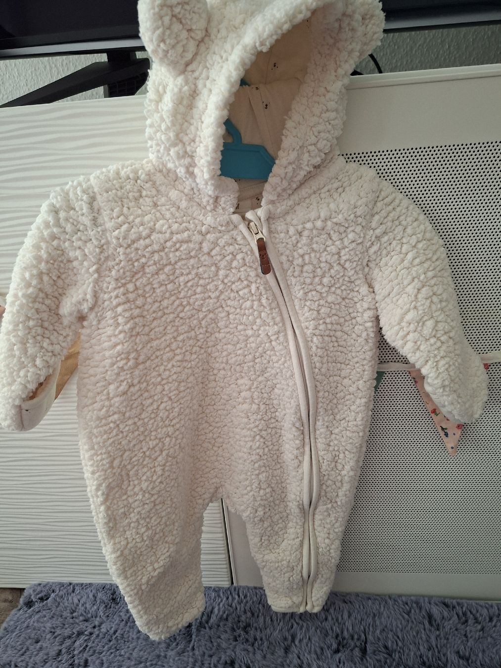Pagliaccetti: Baby Strampler Teddy Plüsch Gr. 62 – Nuovo (secondo la descrizione) da Winterthur venduto da Ausmisten2026