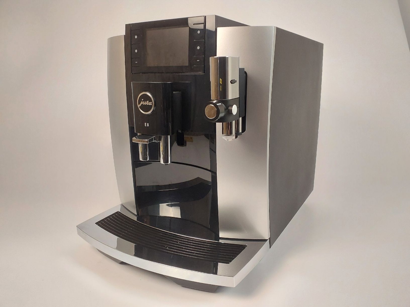 Jura Kaffeemaschinen & Espressomaschinen: Jura E8 Kaffeevollautomat – Neu (gemäss Beschreibung) aus Luzern von CaritasZentral 7