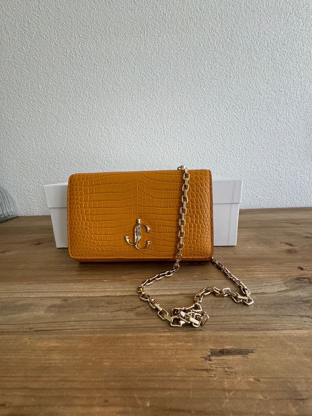 Jimmy Choo Taschen für Damen: Jimmy Choo Schultertasche Leder Kroko-Optik senffarbe neu – Neu (gemäss Beschreibung) aus Dänikon ZH von rh7_xmx2 1