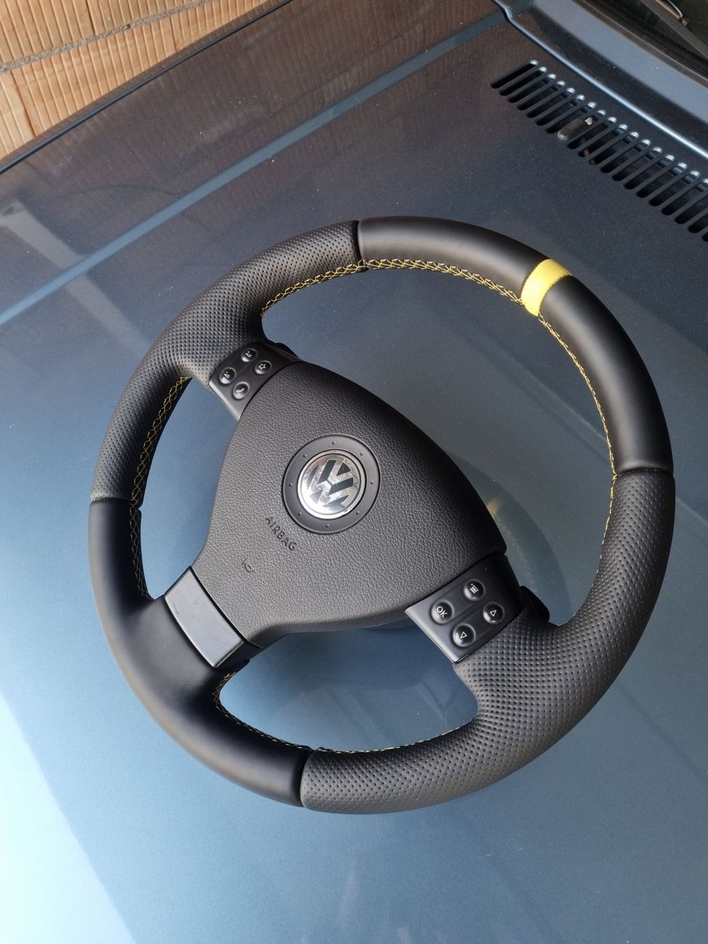 Volkswagen Tutti pezzi di ricambio auto: VW Lenkrad neu bezogen – Nuovo e nell'imballaggio originale da St. Gallen venduto da Luis_w98 2