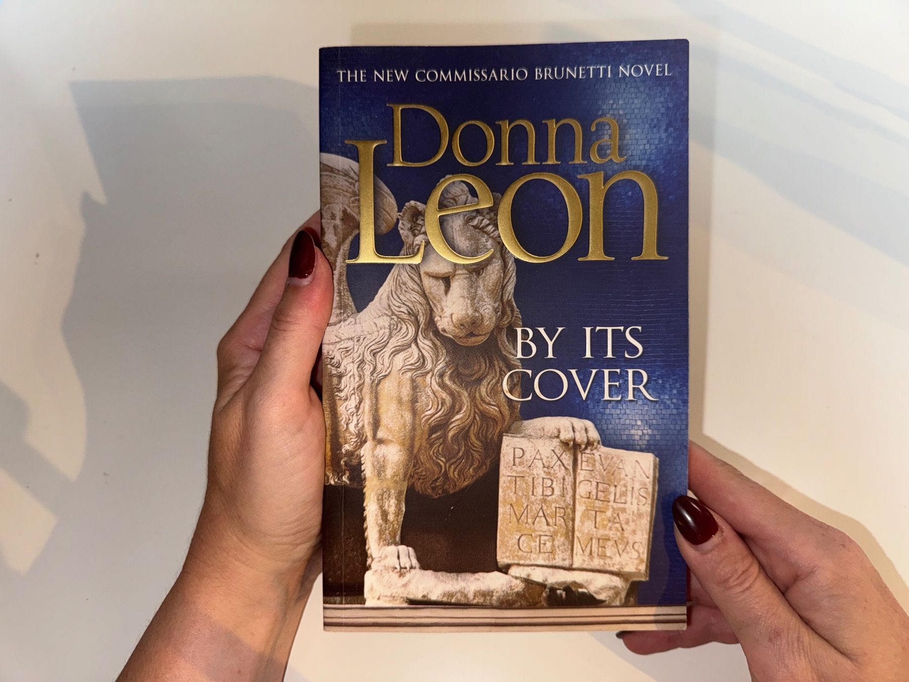 Libri: NOVEL: Donna Leon, By its cover – Usato da Grosswangen venduto da English_books