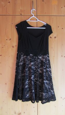 Robe avec de la dentelle sur le bas 40-42
