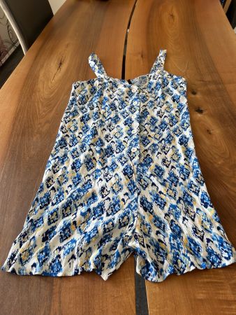 Sommerlicher Jumpsuit, Grösse M blau-weisses Muster