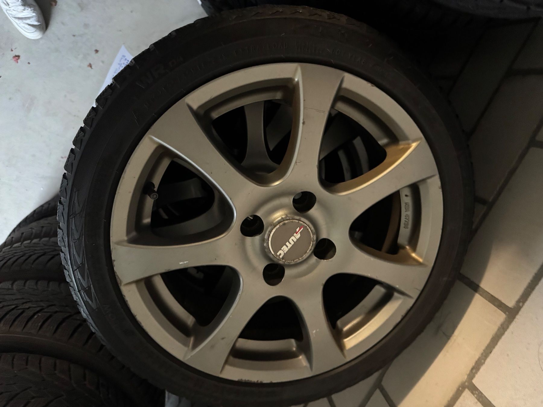 Ford Pneus & Kompletträder: 4 Rad Ford Fiesta – Gebraucht aus Mühlau von MF0404 1