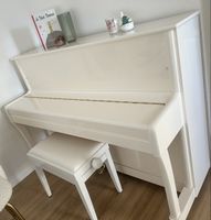 Piano droit blanc avec tabouret bon état