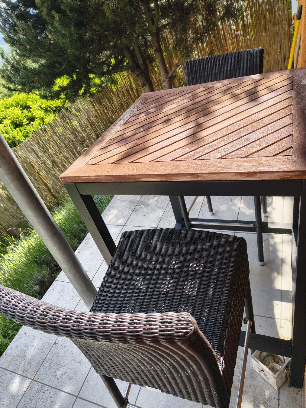 Set di tavolo e panche: Garten Möbel Bartisch + Stühle  – Usato da Goldiwil (Thun) venduto da Eno03