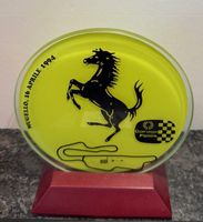 Ferrari Glas Trophäe + VHS 50 Jahre Ferrari Ein Mythos Ra...