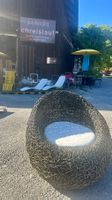 Rattanstuhl ahnelt Einem Vogel Nest Weißes Kissen