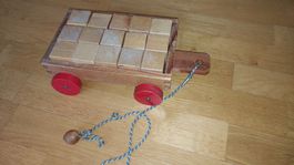 Holzspielzeug, Nachziehwagen, Anhänger mit Holzbausteinen, g