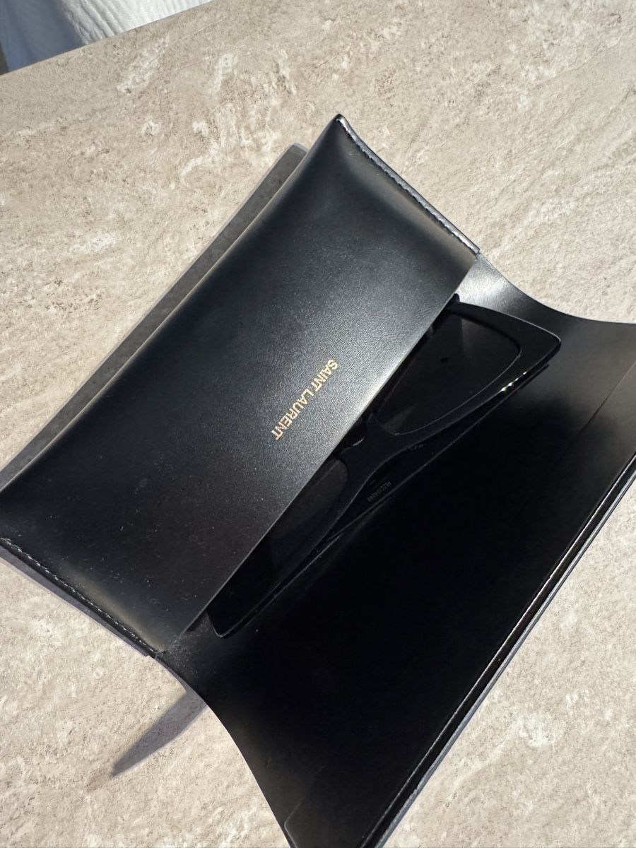 Saint Laurent Occhiali & Lenti: Saint Laurent Sonnenbrille, schwarz – Nuovo (secondo la descrizione) da Andwil SG venduto da DaFritzl 1