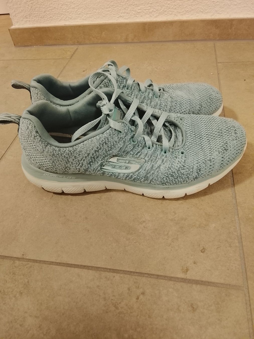 Skechers Scarpe da donna: Sneakers Skechers Gr. 37 – Usato da St. Gallen venduto da Fluros 1