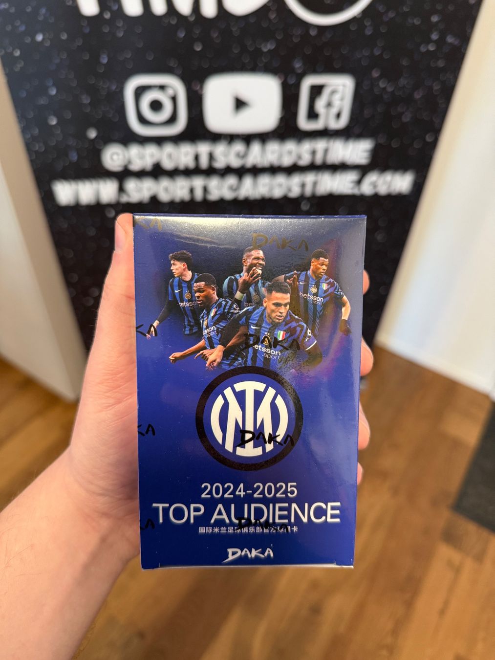 Carte collezionabili: 2024/25 DAKA Top Audience Inter Milan – Nuovo e nell'imballaggio originale da Winterthur venduto da SportsCardsTime