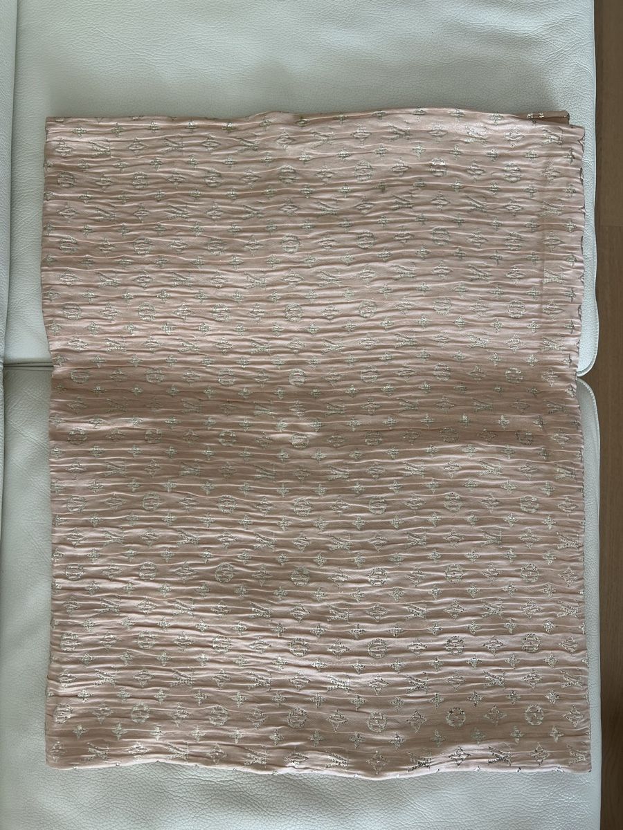 Louis Vuitton Foulard & Sciarpe: Louis Vuitton Silk & Lurex Shawl, Limited Edition – Nuovo (secondo la descrizione) da Pully venduto da opa_k78q