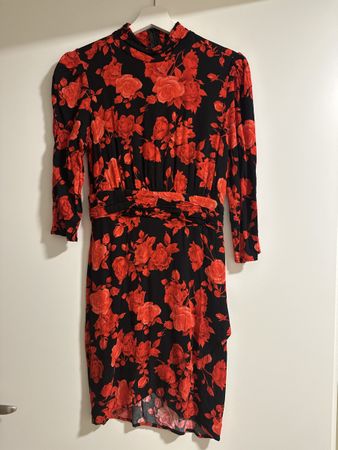 Amisu Kleid, Grösse 34, rotes Rosenmuster - Herbst-Look!