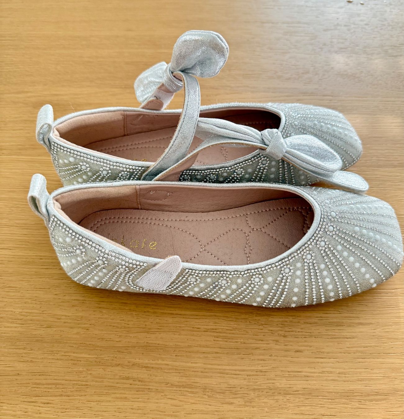 Schuhe für Mädchen: Silver Sparkly Bow Shoes - Children's – Gebraucht aus Zollikerberg von MK-13 3