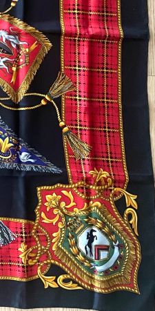 Edler Seidenschal mit dekorativem Reiter- und Tartan-Muster