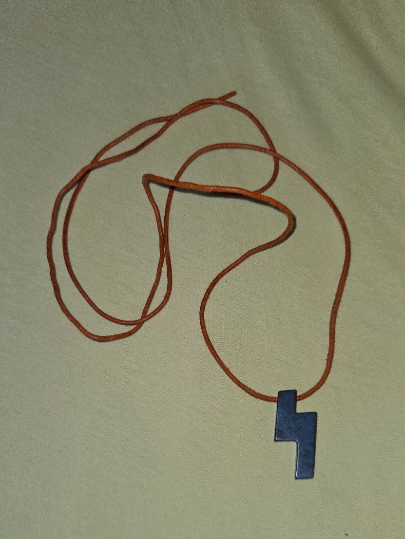 Pendentifs: Steinanhänger Blitz mit Lederband – D'occasion à Zürich par Dobet
