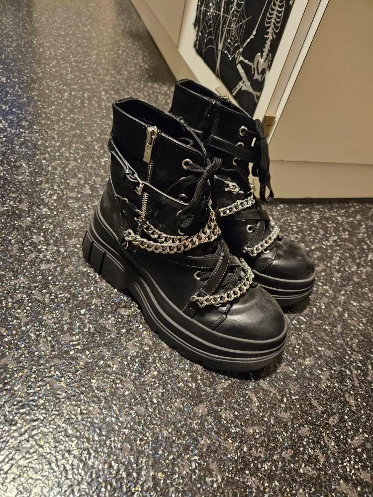 Bershka Scarpe da donna: Stiefel mit Ketten – Nuovo (secondo la descrizione) da Langenthal venduto da jen_fy29