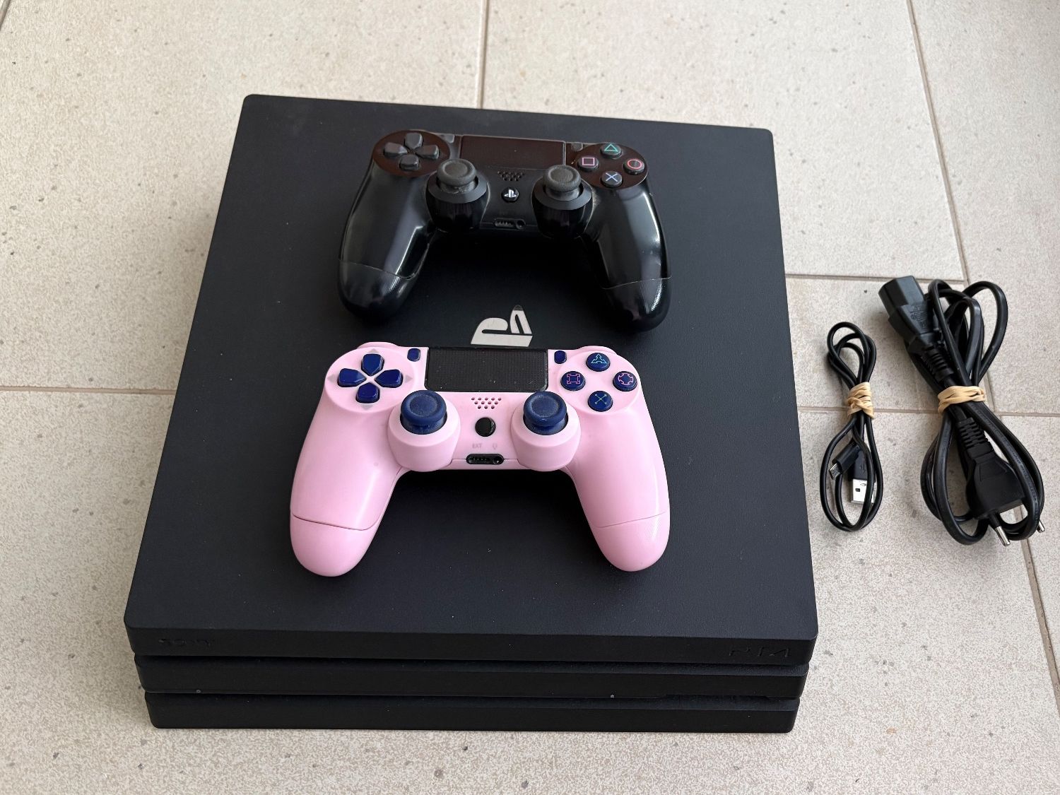 Sony Konsolen: Sony PlayStations 4 Pro 1 TB Schwarz – Gebraucht aus Suhr von Yapak123
