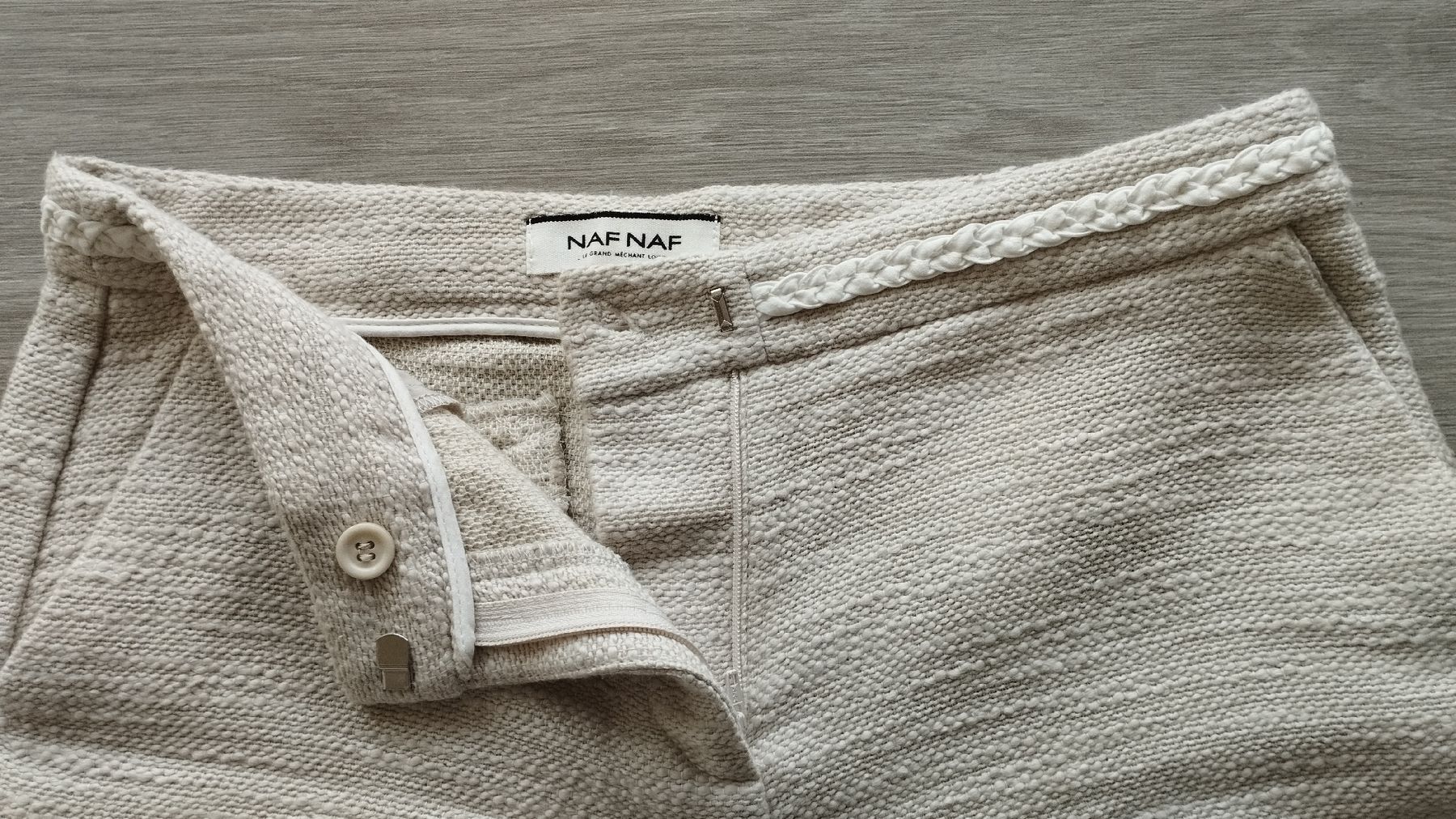 Nafnaf Pantaloni: Short Naf Naf taille 36, couleur écrue – Nuovo (secondo la descrizione) da Belmont-sur-Yverdon venduto da Dani-Lynne 1