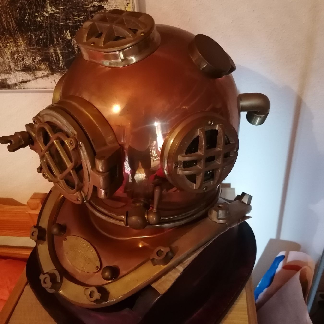 Tutte le decorazioni: Elmo da palombaro vintage con base in legno. – Usato da Mendrisio venduto da Accamuta 4