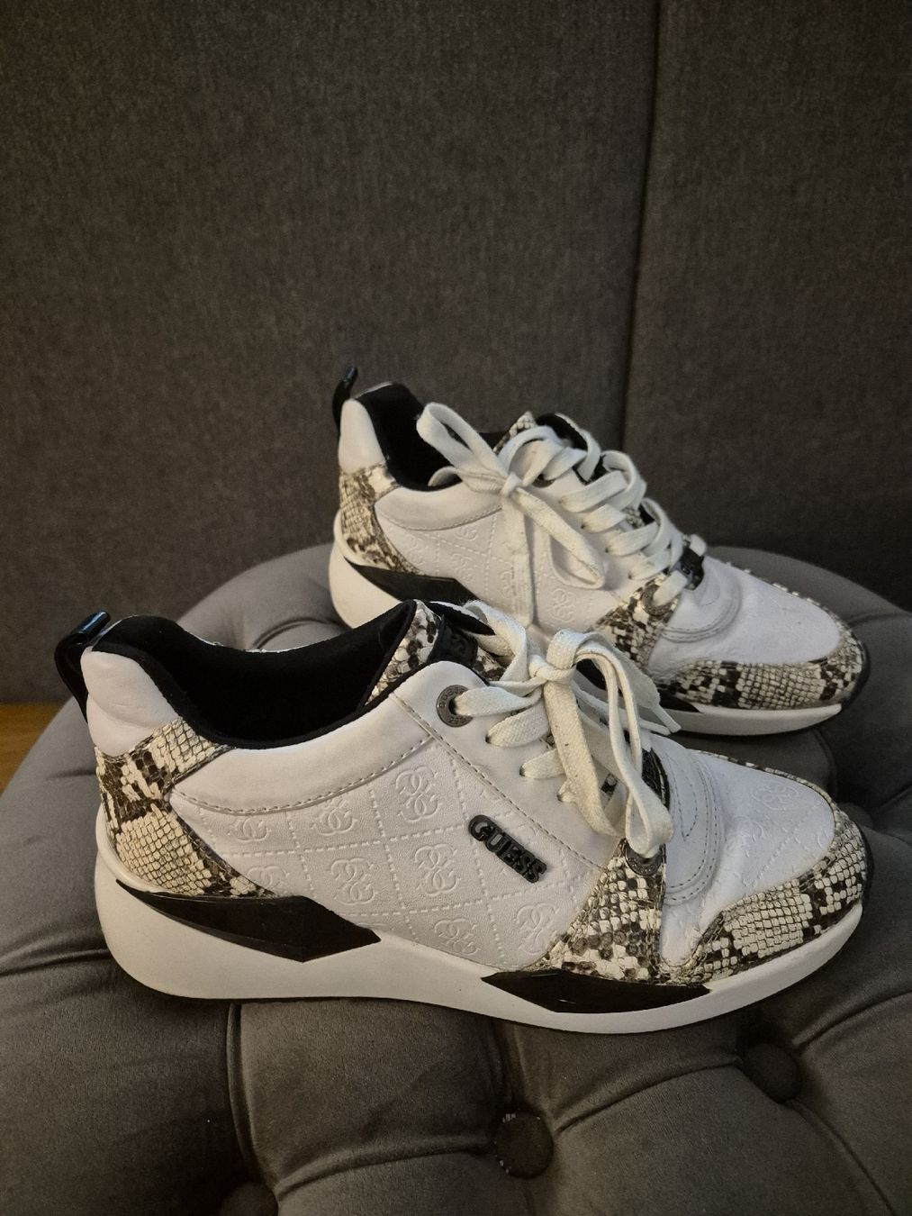 Guess Scarpe da donna: Schicke Guess  weiss-pythonlook Grösse 39 top Zustand – Usato da Zofingen venduto da kar_9jfg