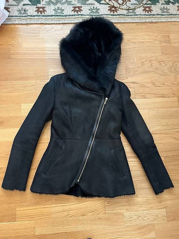 Giacche: Schwarze Lammfelljacke Echtfell Gr. 36/38 – Usato da Chur venduto da Mity88