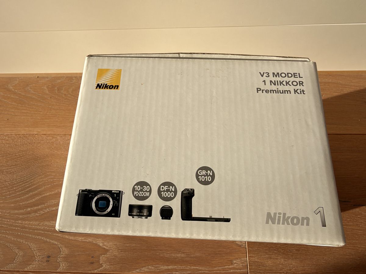 Nikon Fotocamera: Nikon 1V3 Set mit Ledercase und OVP – Usato da Winterthur venduto da R2D_Y7C 7