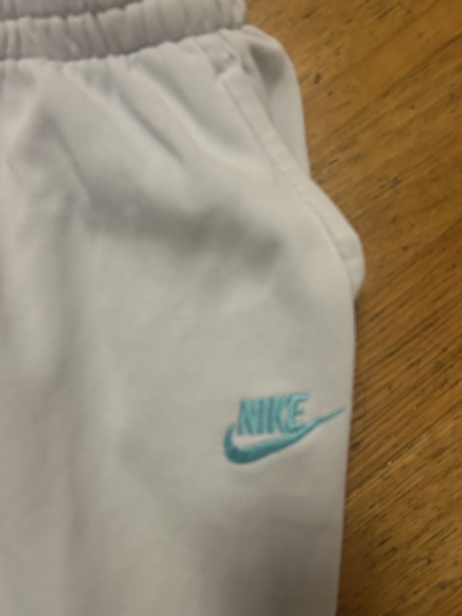 Pantalons: Nike Jogginghose hellblau mit elastischem Bund Grösse S – D'occasion à Basel par vlo_5wjf 1