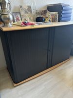 Bürotisch und Sideboard mit Stuhl (ohne Geräte). 