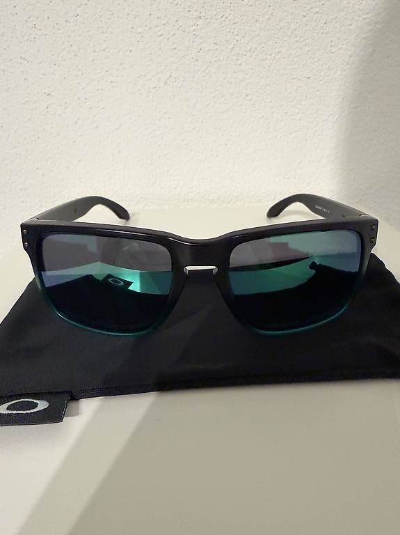 Lunettes & Verres: Sonnenbrille Oakley Holbrook neu – D'occasion à Herznach par cassanese87011