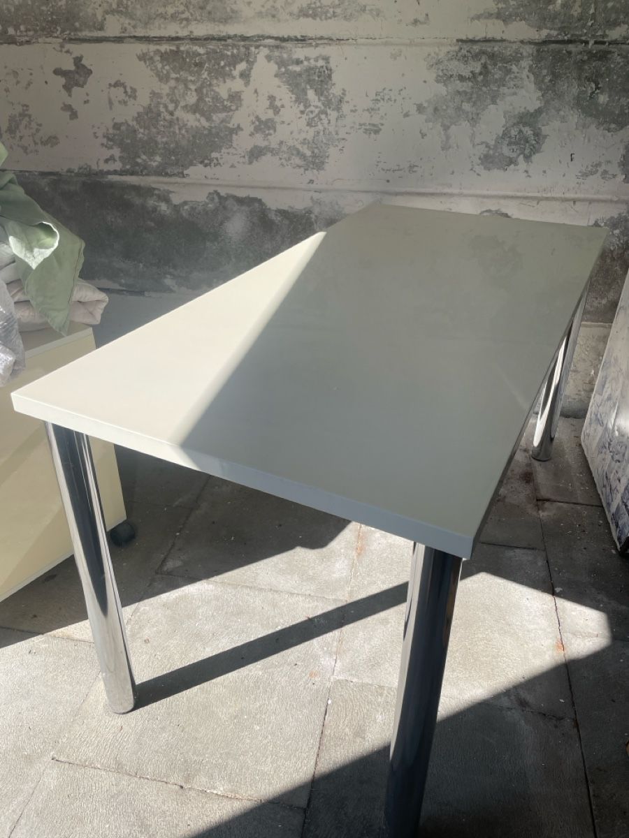 Tavoli: Kunstoff Tisch Weiss – Usato da Nidau venduto da Nicolasbaenz