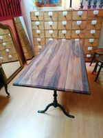 Rechteckiger Tisch aus Nussbaumholz