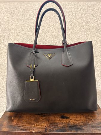 Prada Double Cuir Saffiano Leder mit rotem Innenfutter
