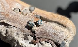 Wunderschöne Ohrstecker mit hellblauen Steinen