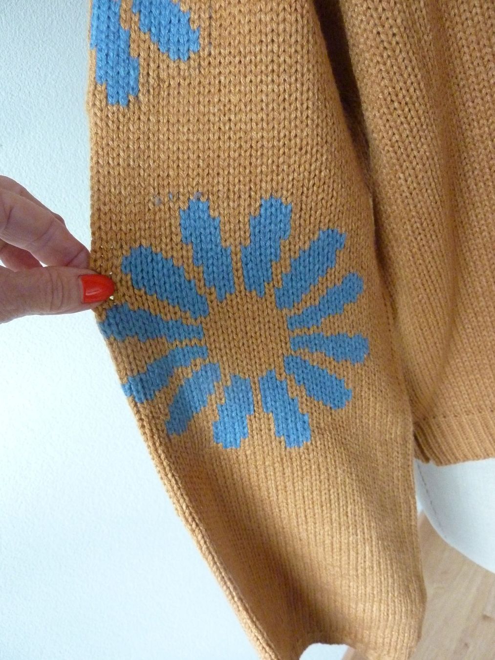 Pullover & Sweatshirts: Strickpullover senfgelb mit Blumenmuster neu S 34/36 – Gebraucht aus Waldstatt von Kananaskis1 6