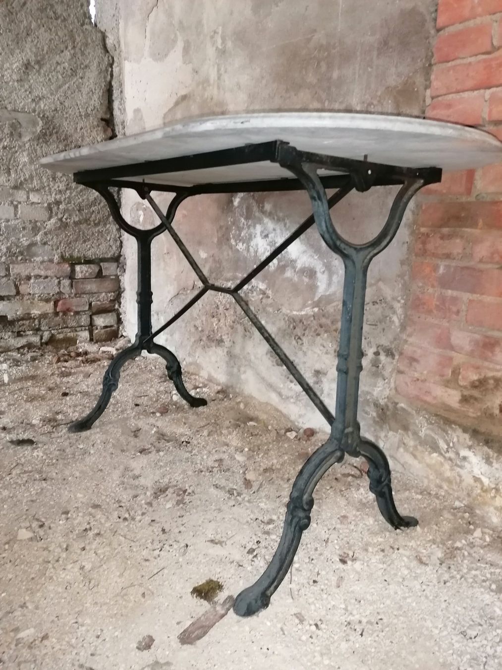 Tavoli: Marmortisch mit Gusseisenfuss.für Garten oder Balkon. – Usato da Biel / bienne venduto da Sarouch9 3