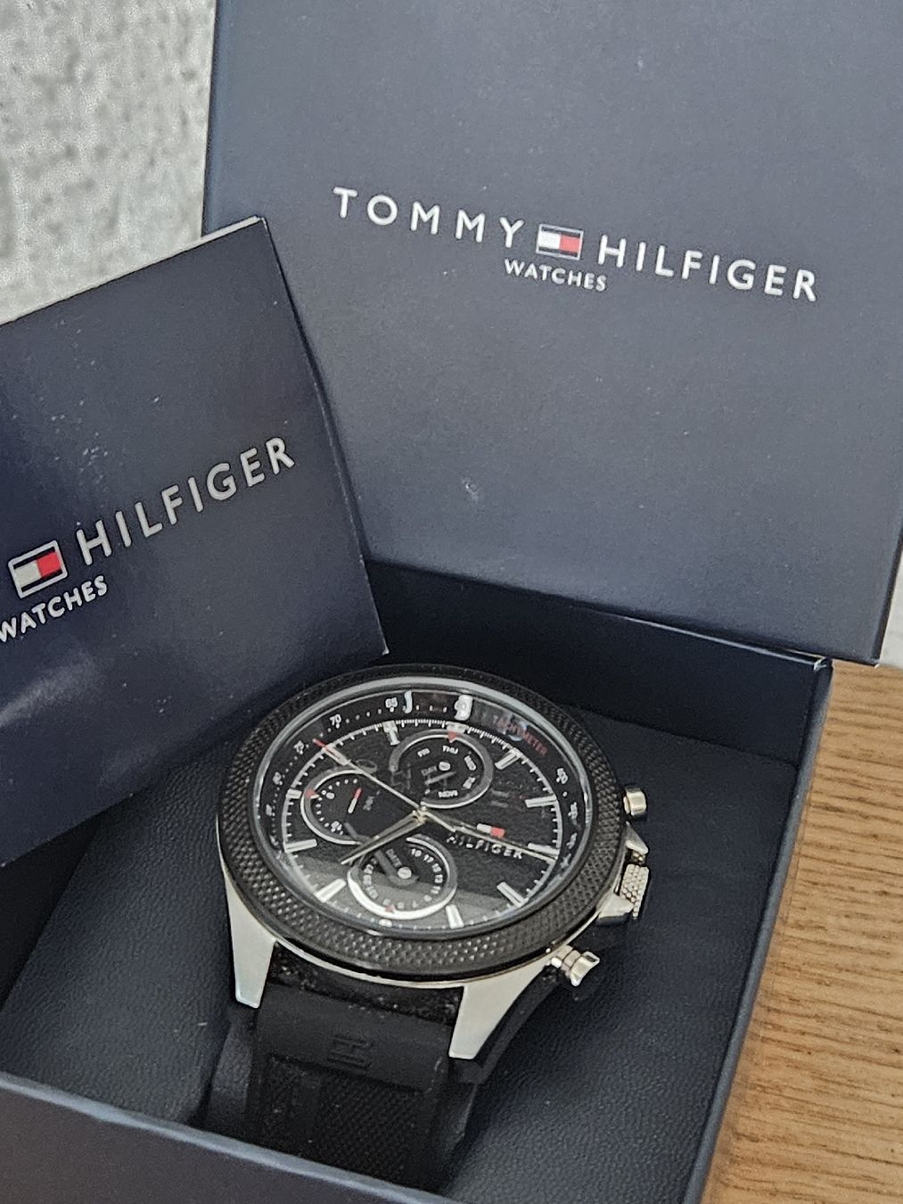 Tommy Hilfiger Orologi: Tommy Hilfiger Herrenuhr 46mm mit Box  – Usato da Flamatt venduto da pie_f9zm 7