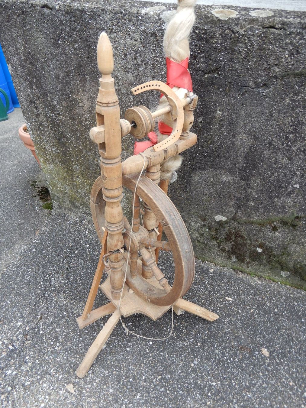 Spinnräder: ANTIKES HÜBSCHES DEKO SPINNRAD – Gebraucht aus Huttwil von Kunterbuntli