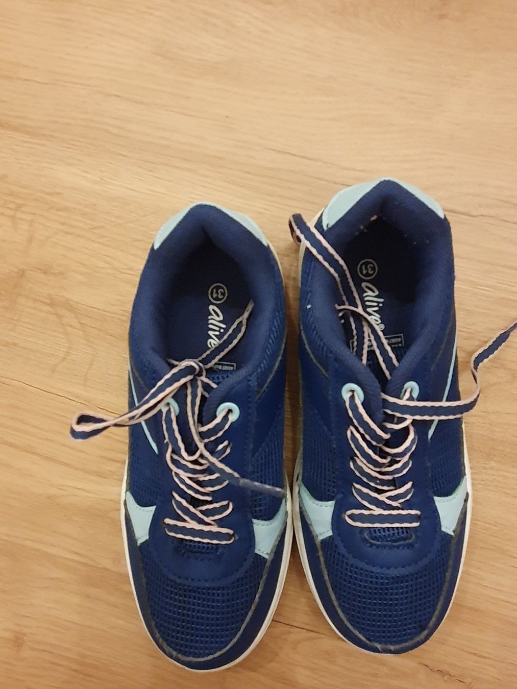 Schuhe für Mädchen: Sneaker Gr. 31, blau mit Leuchtfunktion – Neu (gemäss Beschreibung) aus Heinrichswil von frankie19860 1
