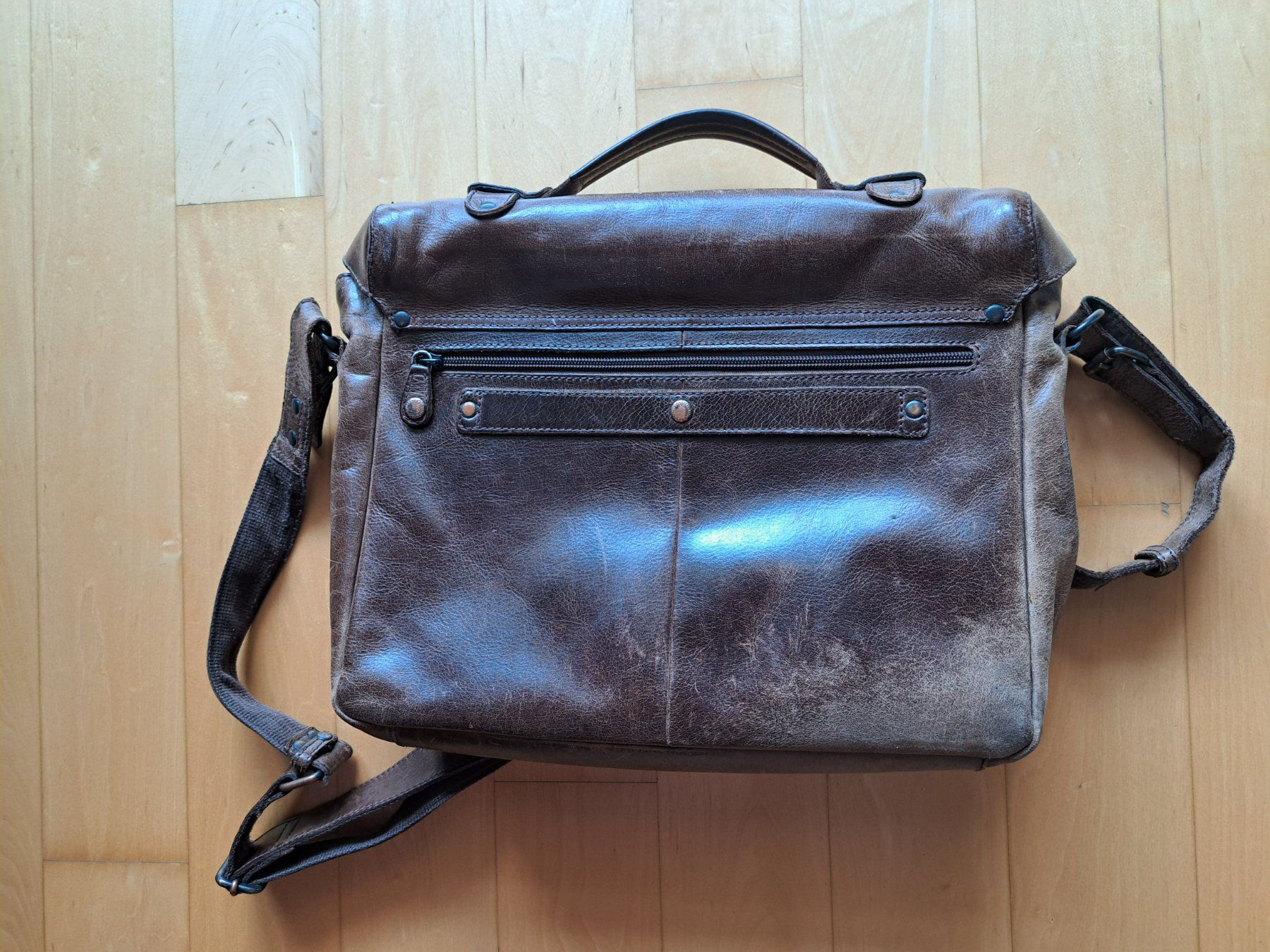 Aunts & Uncles Taschen: Echtleder-Umhängetasche unisex "Aunts & Uncles" – Gebraucht aus Altdorf UR von Petsig83 1