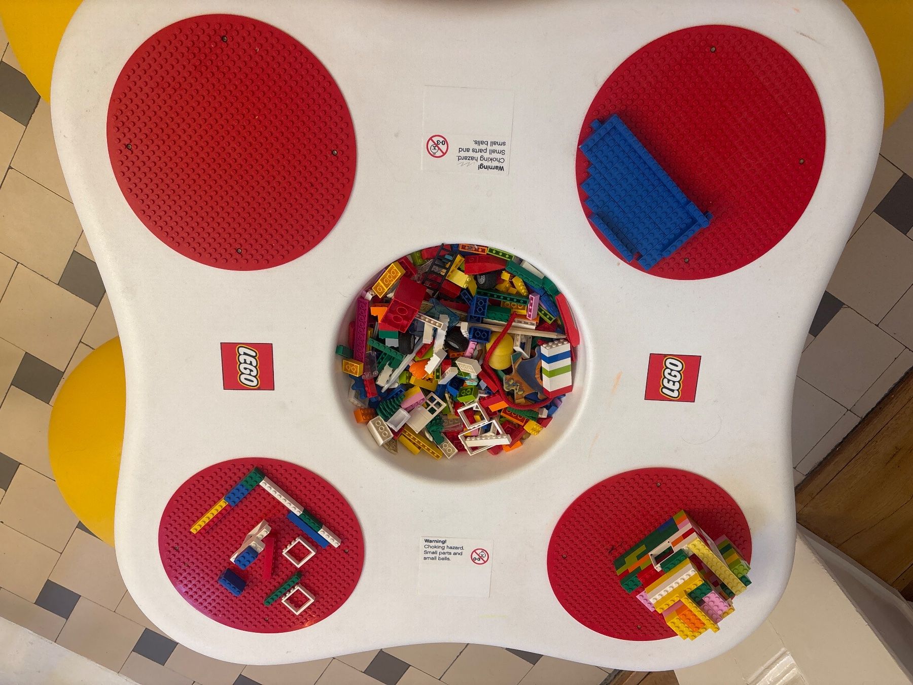 Lego Jeux de construction: Table lego avec 4 petits sièges intégrés – D'occasion à Lausanne par dju_ggx6 2