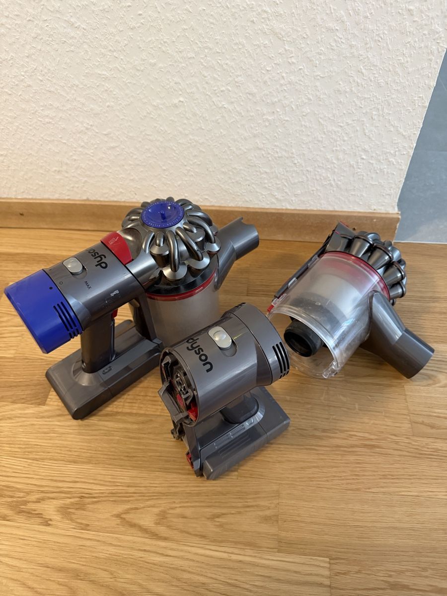 Dyson Aspirateurs & Accessoires: Dyson V8 et brosses  – Défectueux à Meyrin par SA_3006