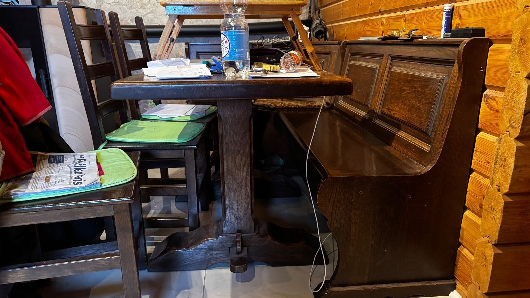 Set tavolo e sedie: Coin table à manger, banc avec rangement et table – Usato da Plagne venduto da HeierliKe 4