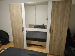 Schlafzimmermöbel, 1x Bett, 1x Schrank, 2x Nachttische.