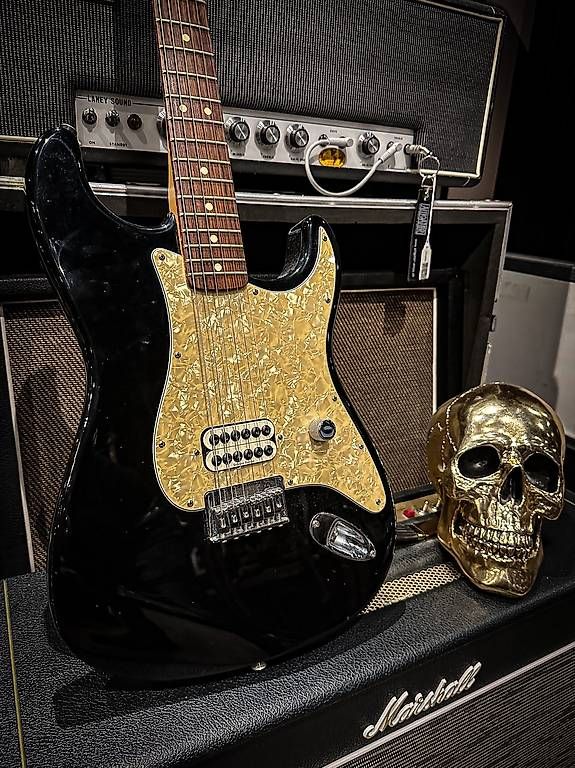 Fender Strumenti musicali: Fender Tom Delonge Stratocaster 2002  Black – Usato da Montreux venduto da Alligator-AMPS